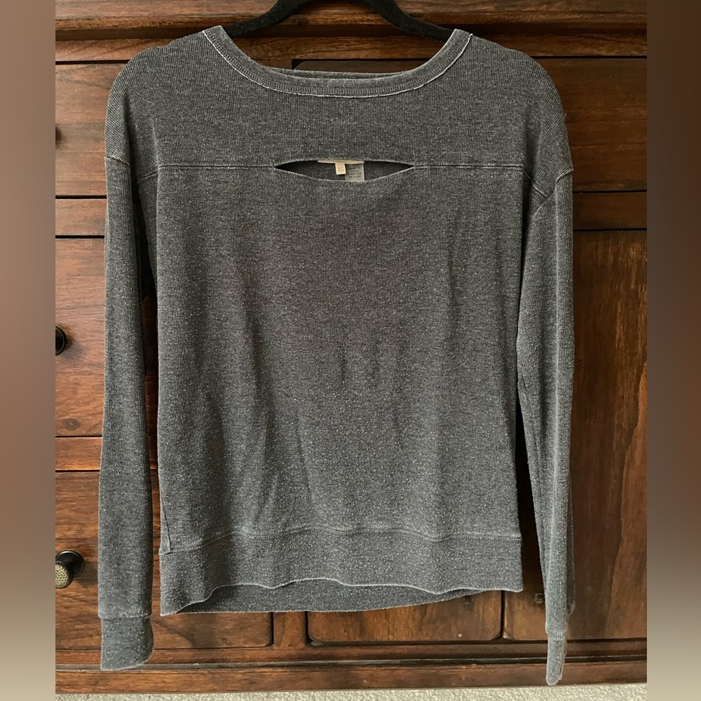 Evereve Chaser casual long sleeve top with slit detail.